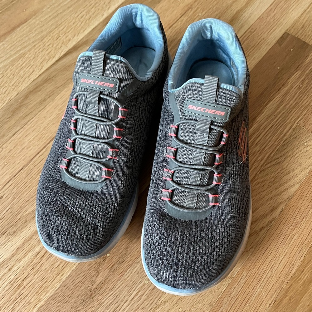 Women’s Size 7 Skechers Sneakers